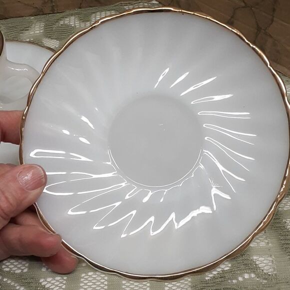 8 pc. Anchor Hocking Suburbia Fire King Swirl gold trim 6" saucers & cups - Picture 6 of 8